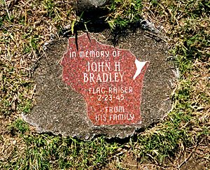 Archivo:John Bradley Memorial on Mt Suribachi