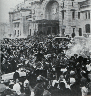 Archivo:KérenskiLlegaAMoscúMarzo1917
