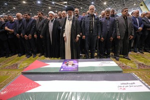 Archivo:Khamenei leads prayer for Ismail Haniyeh