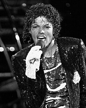 Archivo:Michael Jackson, Victory Tour, Arrowhead Stadium, 1984 (cropped)