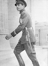 Archivo:Mohammad Reza Pahlavi Entering a Military School, Tehran 1938