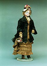 Archivo:Muñeca de porcelana vestida de época (Francia, 1877). Col. Lola Anglada