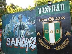 Archivo:Mural en homenaje a José Luis "Garrafa" Sánchez en la calesita de la estación Banfield.