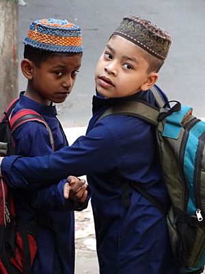 Archivo:Muslim Schoolboys - Chittagong - Bangladesh (13058130525)