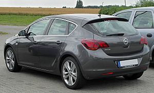 Archivo:Opel Astra J rear-1 20100725