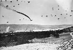 Archivo:Paratroopers Crete '41