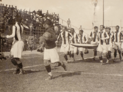 Archivo:Peru national football team parading in 1927 South American Championship