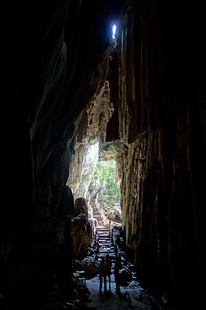 Archivo:Phnom Chhnork (8258875098)