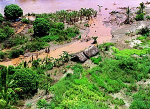 Archivo:Photograph of flooding on the Tana River, 1998