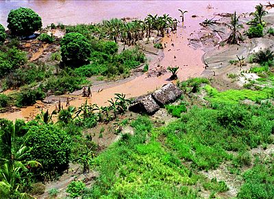 Archivo:Photograph of flooding on the Tana River, 1998