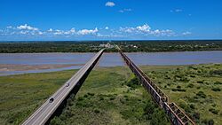 Puente Pailas y el puente ferroviario sobre el río Grande - Bolivia.jpg