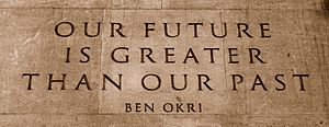 Archivo:Quote by Ben Okri on the Memorial Gates at the Hyde Park Corner end of Constitution Hill in London, UK