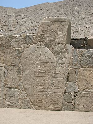Archivo:Sechín Archaeological site - relief (heads)