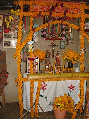 Archivo:Traditional Altar for the Dead-Mexico
