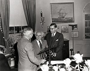 Archivo:Truman receives menorah