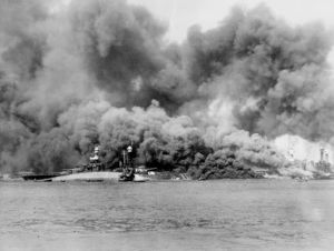 Archivo:USS Oklahoma on fire