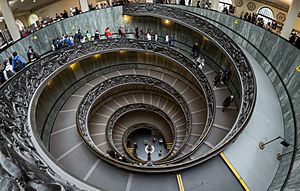Archivo:Vatican Museums Spiral Staircase 2012