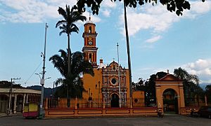 Archivo:Vista frontal parroquia amatlan