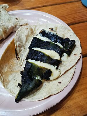 Archivo:"Chilequeso", taco de chile poblano con queso