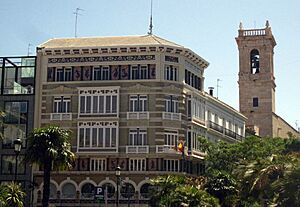 Archivo:064 Edifici La Isla de Cuba i campanar de Sant Martí (València)