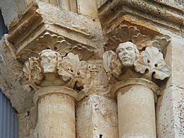 06 Monasterio de Palazuelos abside central exterior capiteles cabezas hojarasca ni