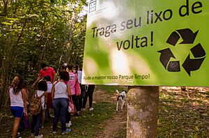 Archivo:Actividad educativa en parque natural