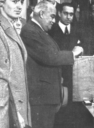 Archivo:Agustín Justo votando