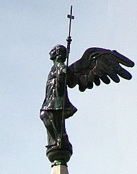 Archivo:Angel de la Catedral de Gerona