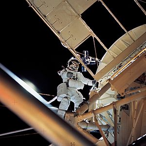 Archivo:Astronaut Owen Garriott Performs EVA During Skylab 3 - GPN-2002-000065