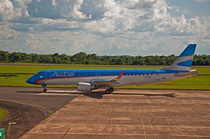 Archivo:Austral Embraer 190, Puerto Iguazu, Misiones, Argentina, Jan. 2011 - Flickr - PhillipC