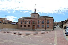 Casa Consistorial y Plaza Mayor de Pollos.