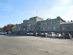 Archivo:Bischkek II Bahnhof, Nov. 2013