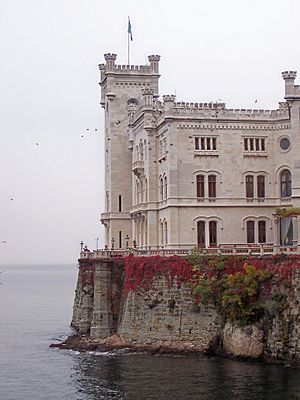 Archivo:Castello di Miramare lato mare