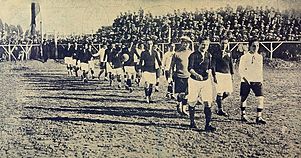 Archivo:Colo-Colo y Unión Española entrando al campo de juego del Estadio Santa Laura, diciembre de 1925