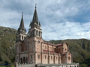 Archivo:CovadongaCathedral2