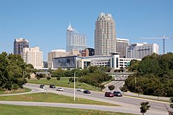 Archivo:Downtown-Raleigh-from-Western-Boulevard-Overpass-20081012