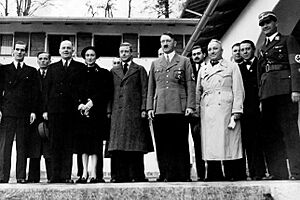 Archivo:Duc et duchesse de Windsor avec Hitler (1937)