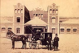 Archivo:Duque sesto y marqués de Sotomayor en las caballerizas del palacio de Alcañices (Madrid)