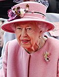 Archivo:Elizabeth II opens Welsh Parliament in 2021 I (cropped)