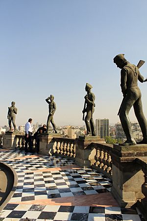 Archivo:Estatuas de los cadetes del Castillo de Chapultepec