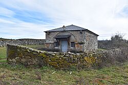 Fradelo, Viana do Bolo - capela de San Ciríaco 04.jpg