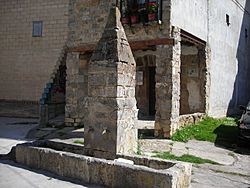 Archivo:Fuente de la plaza de Trevijano