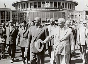 Archivo:Gheorghiu-Dej & Khrushchev at Bucharest's Baneasa Airport (June 1960)