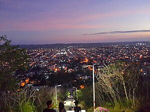 Archivo:Imagen nocturna de holguin