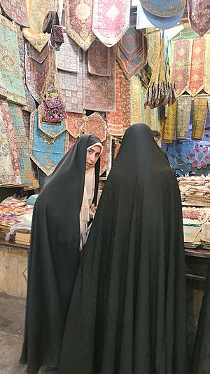 Archivo:Irán (RPS 16-10-2019) comprando en el bazar