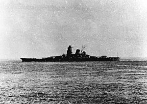 Archivo:Japanese battleship Musashi leaving Brunei, Borneo, in 1944 (NH 63473)