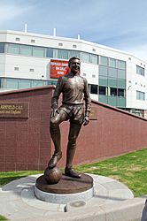 Archivo:Jimmy Armfield Statue, Bloomfield Road, Blackpool (geograph 2418265)