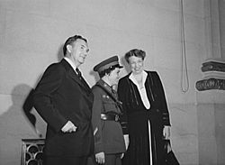 Archivo:Justice Robert Jackson, Eleanor Roosevelt and Liudmila Pavlichenko (cropped)