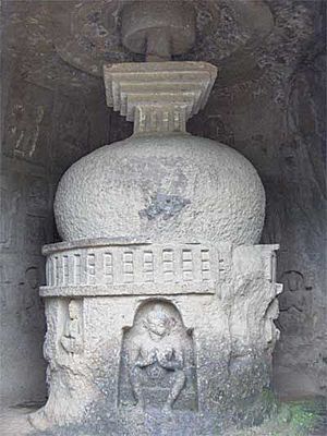 Archivo:Kanheri-stupa1