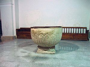 Archivo:Loranca de Tajuña-Iglesia de San Pedro (pila bautismal)